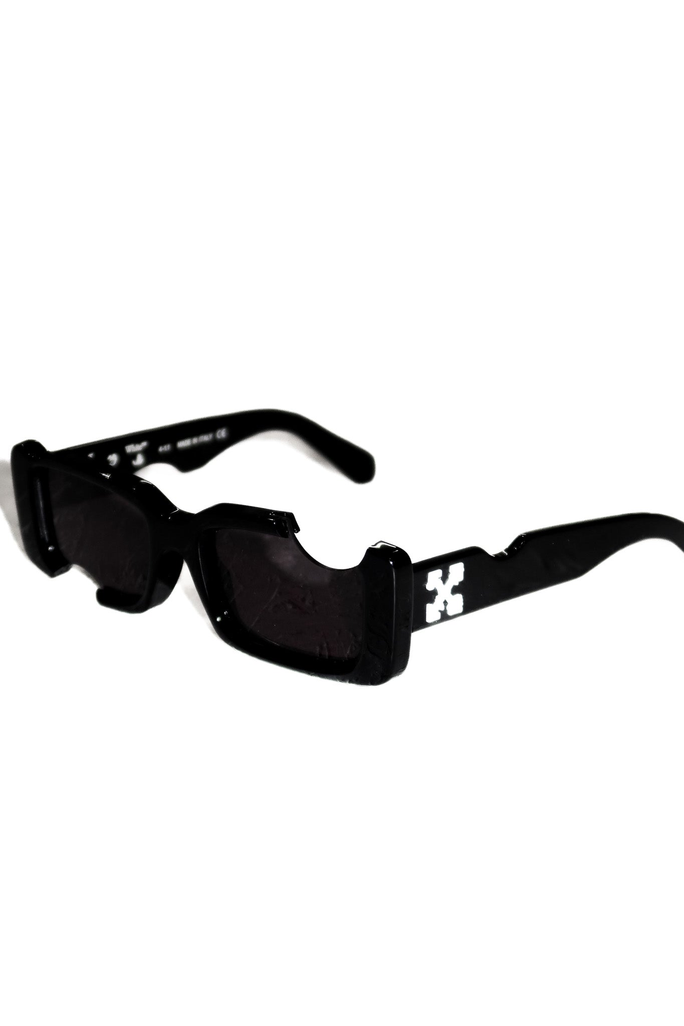 off-white cady cut-out rectangular frame sunglasses black.