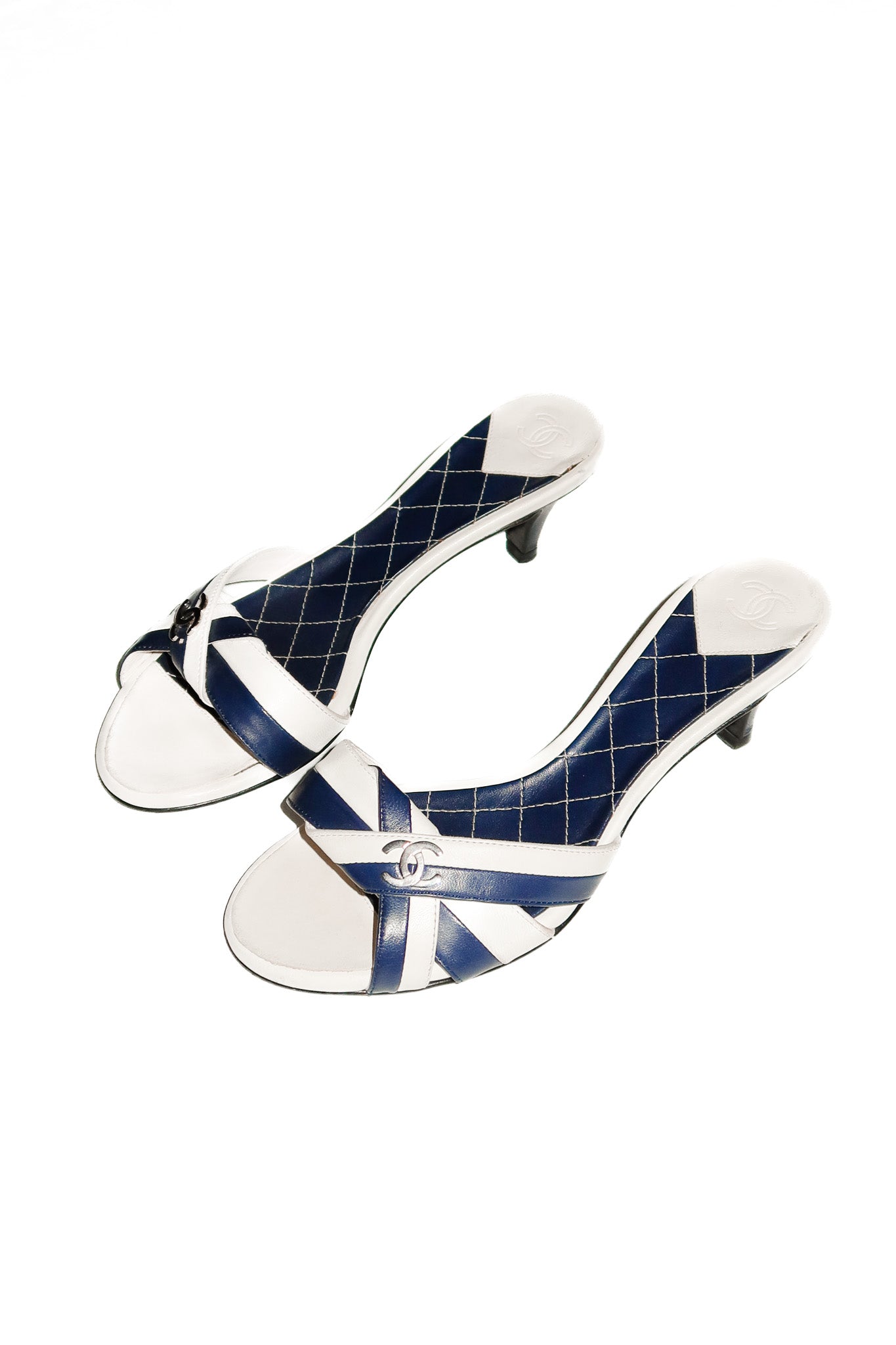 2000's chanel leather kitten heels navy/white.