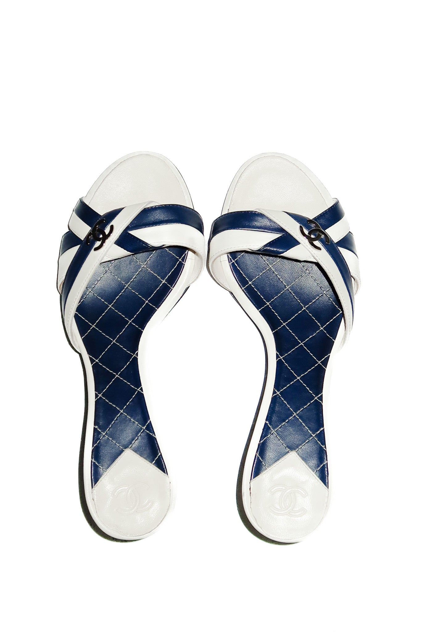 2000's chanel leather kitten heels navy/white.