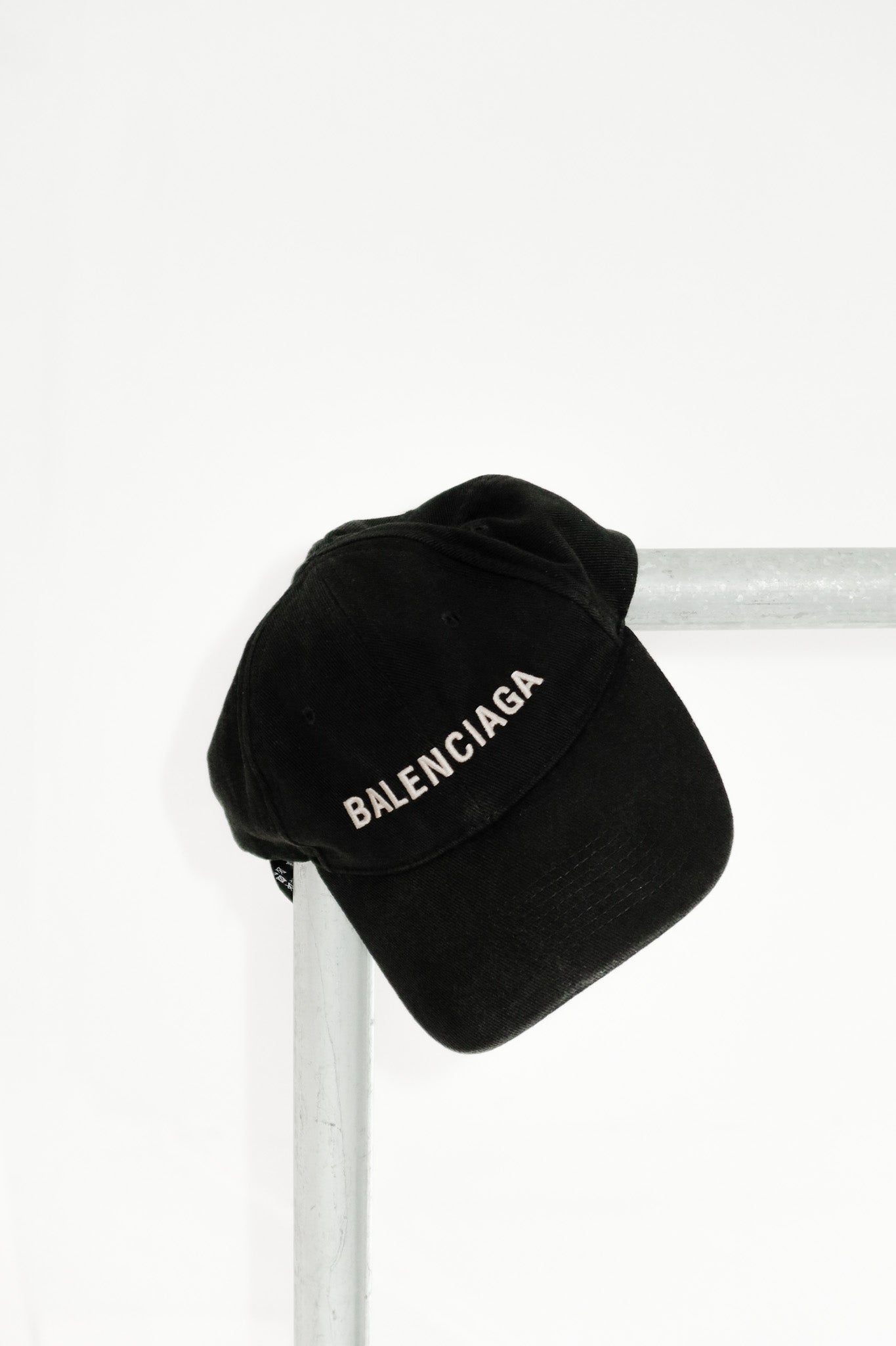 balenciaga logo hat black/beige.