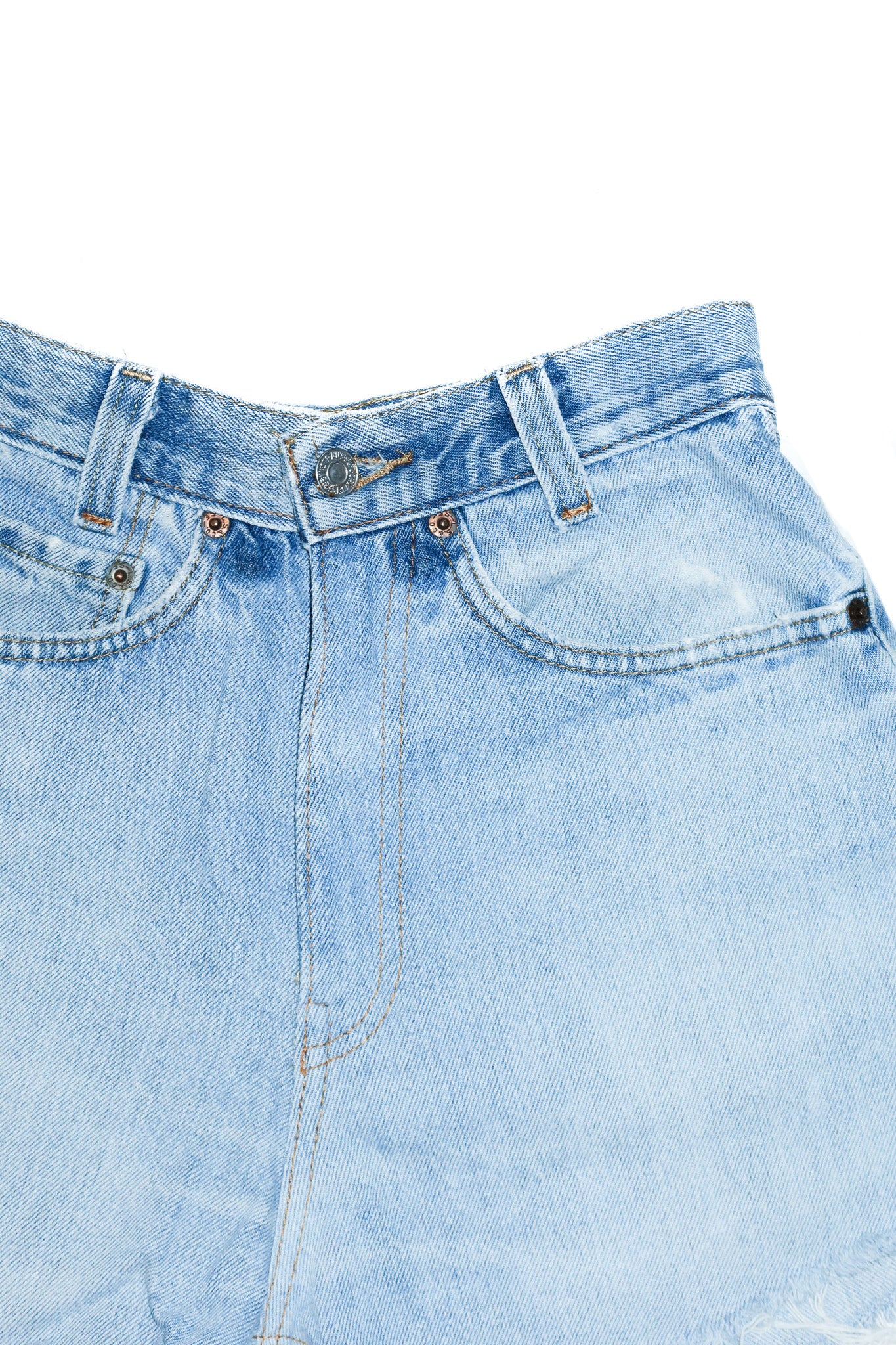 levi's 550 high waisted denim shorts washed blue.
