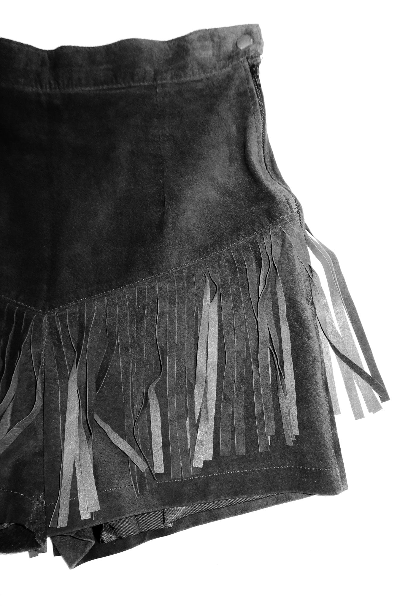 70’s nicky nicky suede fringe shorts black.